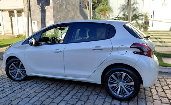 PEUGEOT 208 1.6 GRIFFE 16V FLEX 4P AUTOMÁTICO PEUGEOT 208 1.6 GRIFFE 16V FLEX 4P AUTOMÁTICO